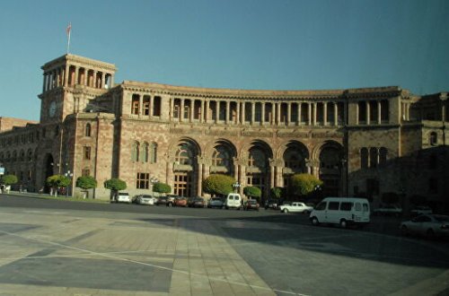 Протестующие взяли штурмом здание правительства в Ереване