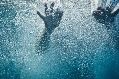 Tarazlığını saxlaya bilməyib, çaya yıxıldı - ANBAAN VİDEO