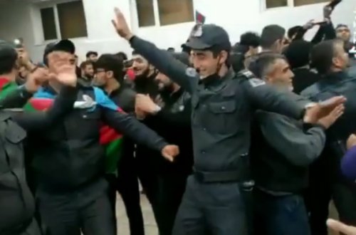 Polislərimiz də sakinlərə qoşulub sevincdən rəqs etdilər - VİDEO