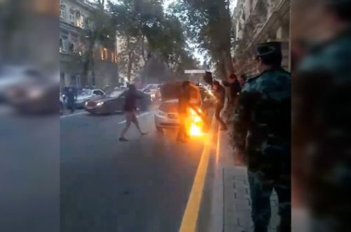 Bakıda maşın qəfil alovlandı - VİDEO