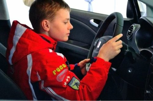 Rusiyada yetkinlik yaşına çatmayanlara maşın sürmək icazəsi verilə bilər