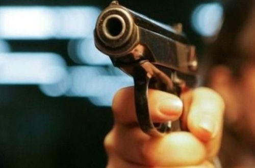 Bakıda komendant saatını pozan şəxsləri polis atəş açaraq saxladı - VİDEO