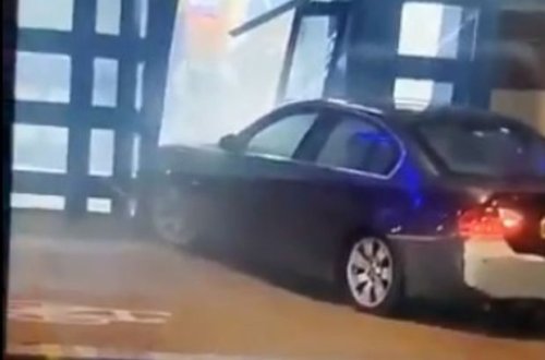 Londonda avtomobil polis idarəsinə çırpıldı - VİDEO