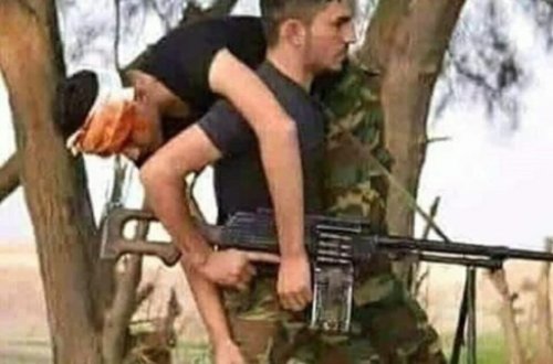 HƏR KƏS BU ƏSGƏRDƏN DANIŞIR: Yaralı dostunu çiyninə alıb belə döyüşdü - FOTO