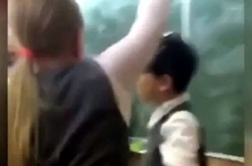 Ana qızı ilə birlikdə məktəbliyə “dərs” verdi - VİDEO