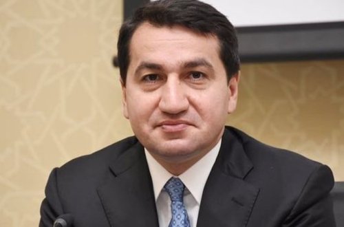 Prezidentin köməkçisi işə piyada gedir - VİDEO