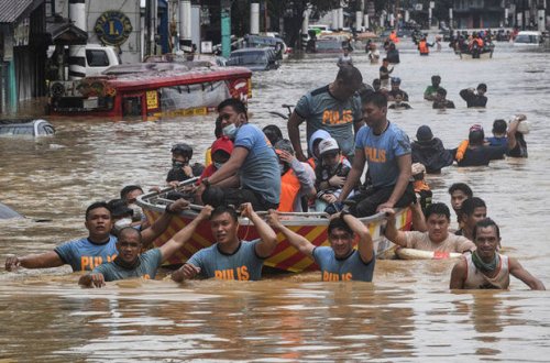 “Vamko” tayfunu can almağa davam edir, on minlərlə ev su altında qalıb - FOTO