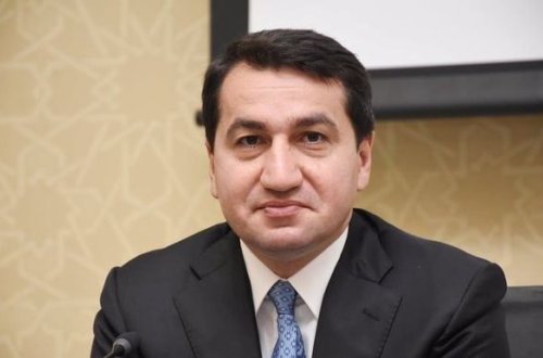 Помощник Президента ходит на работу пешком - ВИДЕО