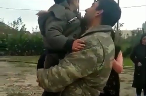 Cəbhədən qayıdan hərbçimizin övladı ilə görüşmə anı hər kəsi KÖVRƏLTDİ - VİDEO