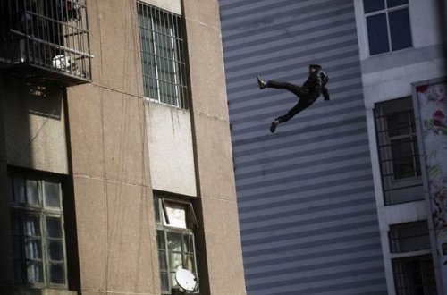 Bakıda 17 yaşlı oğlan özünü 15-ci mərtəbədən atdı