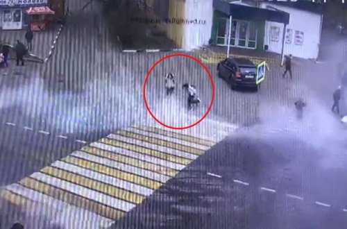 Məktəblilər yolu keçərkən istilik borusu partladı, uşaqlar yandı – VİDEO