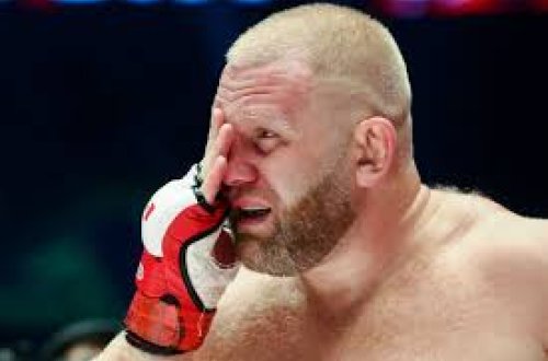 Naməlum şəxs Moskvada MMA döyüşçüsünə hücum etdi - VİDEO