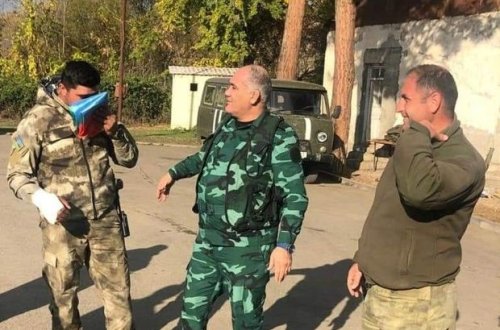 Firdovsi Umudov ön cəbhədə sərhədçilərimizə bayraq təqdim edib - FOTO