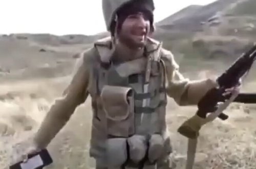 Sosial şəbəkədə videosu yayılan əsgərimizə avtomobil hədiyyə edildi - VİDEO