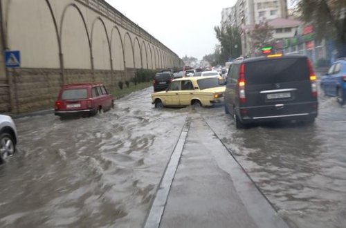 Yağışda paytaxt Bakı - VİDEOREPORTAJ