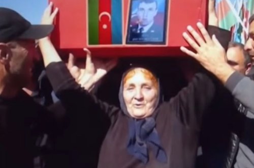 Şəhid övladının tabutunu başında daşıyan ana (VİDEO)