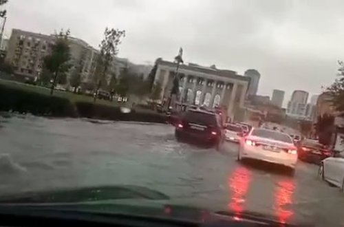 Bakıda yağış nəqliyyatın hərəkətini iflic etdi - VİDEO