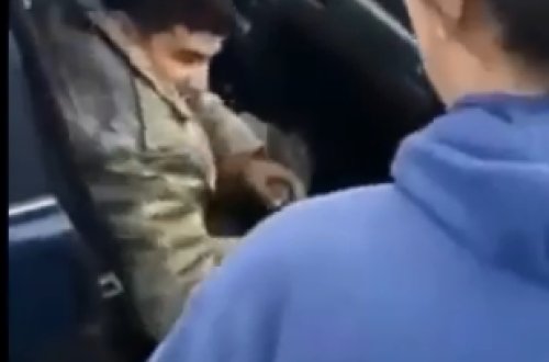 Anası evinə geri dönən qazimizin qarşısında diz çökdü - ÜRƏK DAĞLAYAN VİDEO