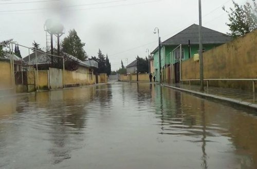 Bakıda yaşayış evlərini su basdı: Nazirlik işə qarışdı