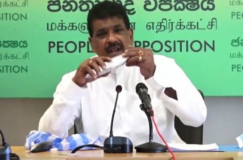 Şri-Lankada deputat canlı yayımda çiy balıq yedi - VİDEO