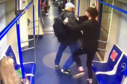 Moskva metrosunda gənc qız oğrunu döydü - VİDEO