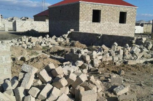 Rəsmi şəxslər döyüşən əsgərin evinin dağıdılmasına haqq qazandırdı (AÇIQLAMA)