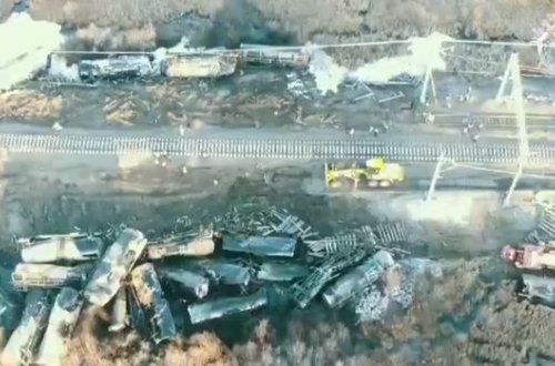 Relsdən çıxaraq aşan mazut daşıyan qatarların səmadan görüntüsü - VİDEO