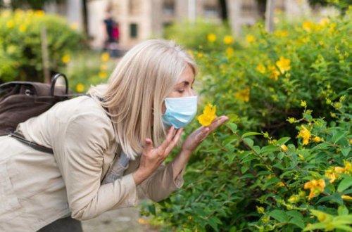 Врач объяснил, можно ли потерять обоняние из-за коронавируса навсегда