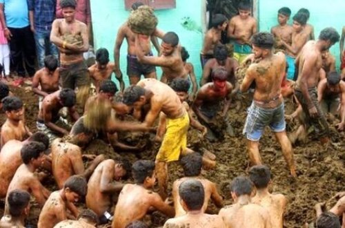 Qar yerinə peyin - Bu ölkədəki festival ÜRƏK BULANDIRIR - VİDEO