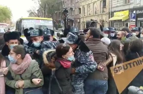 Paşinyanın istefasını tələb edən etirazçılar yolları bağladı: Avtobus insanları əzdi - VİDEO