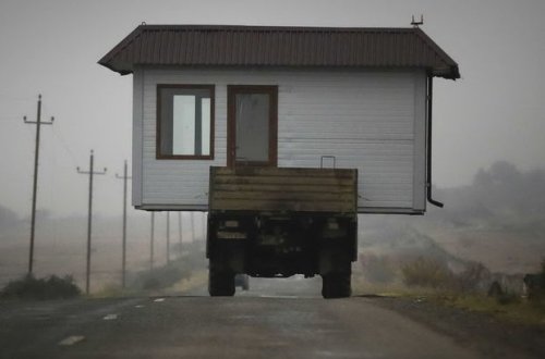 Azərbaycanın azad edilmiş torpaqlarını tərk edən erməni ailəsi evini özü ilə apardı - FOTO