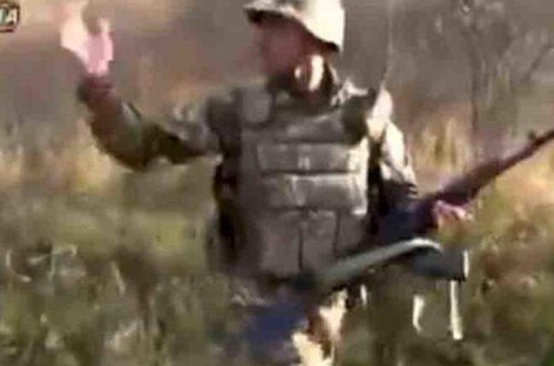 Azərbaycan əsgəri ilə qarşılaşan erməni əsgər görün nə etdi - FOTO