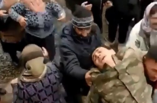 Şəhid qardaşını dəfn edən qardaşın vəziyyəti gərginləşdi - ÜRƏK DAĞLAYAN VİDEO