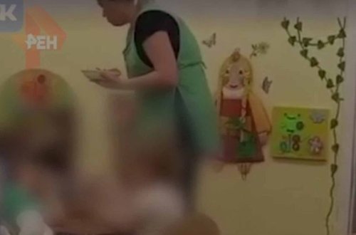 Воспитательница детсада избила ребенка во время еды и попала на видео