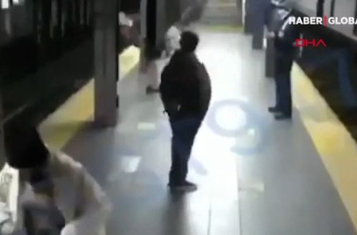 Hərəkətdə olan qatarın altına düşən qadın sağ qaldı – VİDEO