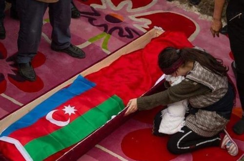 20 yaşlı Lalə qucağında körpəsi ilə həyat yoldaşının tabutu yanında - ÜRƏK DAĞLAYAN GÖRÜNTÜ