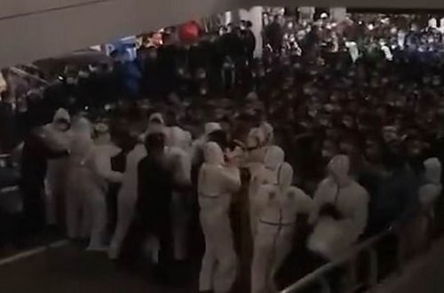 Çin aeroportunda koronavirusa yoluxmuş əməkdaşa görə basabas düşdü - VİDEO