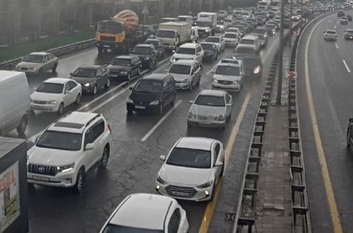 Bakıda yük maşını aşdı, tıxac yarandı - FOTO