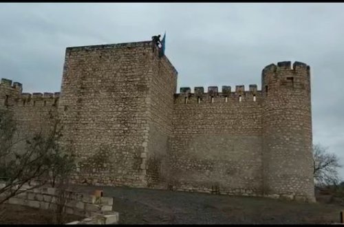 Азербайджанский флаг водружен на вершину крепости Шахбулаг в Агдаме – ФОТО