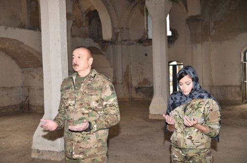 Prezident İlham Əliyev və Birinci vitse-prezident Mehriban Əliyeva Ağdam məscidində - FOTO/VİDEO