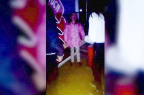 Yeniyetmə oğlanlar 10 yaşlı qızı qəddarcasına döydülər - VİDEO