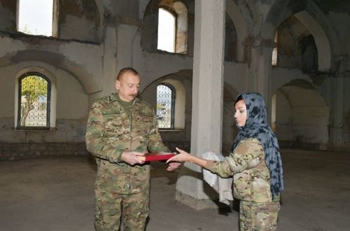 Президент Ильхам Алиев преподнес агдамской мечети в подарок привезенный из Мекки Коран