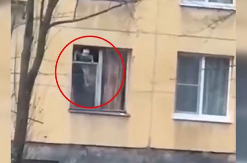 Rusiyada altı uşağı girov götürən kişi onları baltalamaqla hədələyir – VİDEO