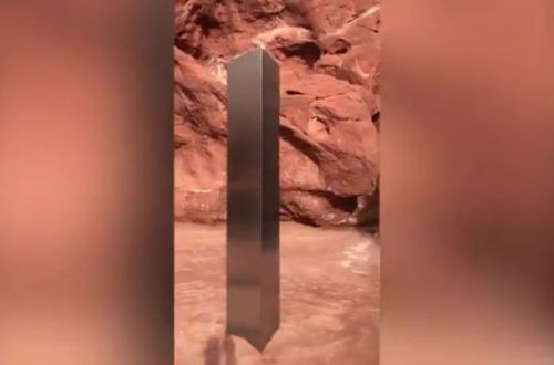 Səhranın ortasında dördmetrlik metal sütun peyda olub - VİDEO