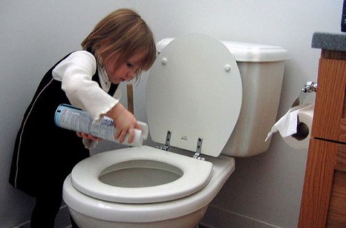 Rusiyada bağçada cəza kimi uşaqlara unitaz təmizlətdiriblər