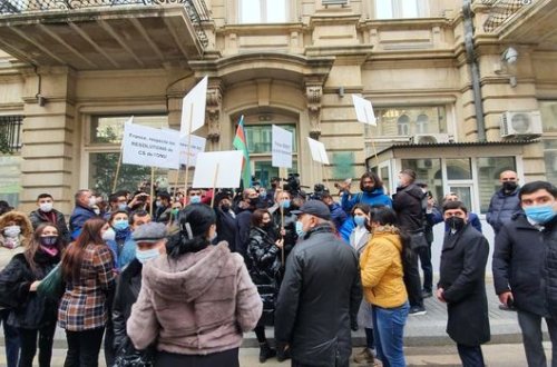 Fransa səfirliyi qarşısında aksiya keçirilir - VİDEO