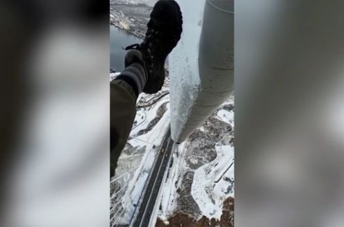 Hündür körpünü buzlardan təmizləyən şəxsin başgicəlləndirici VİDEOSU