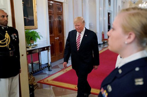 Tramp Ağ Evi tərk etmə şərtini irəli sürüb