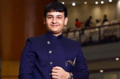 14 yaşında universitet məzunu oldu - FOTO