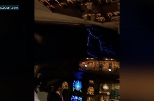 Gecə uçuşu zamanı təyyarənin göyərtəsindən çəkilən təbiət hadisəsi - VİDEO